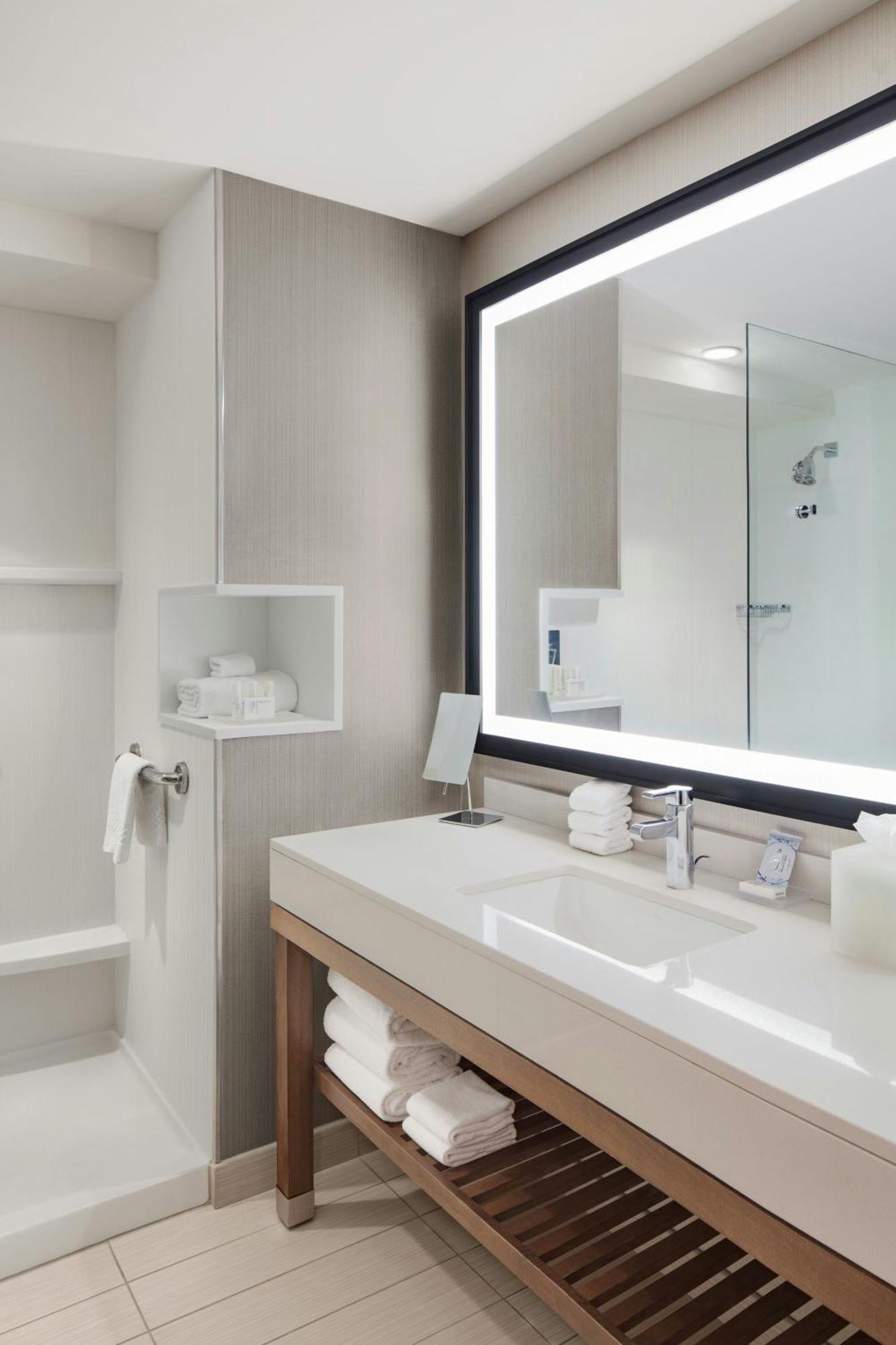 Courtyard By Marriott Portland Downtown/Waterfront Hotel Buitenkant foto